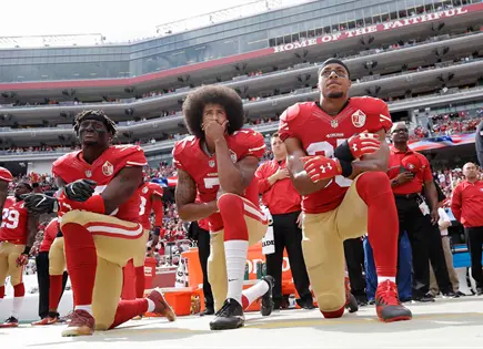 Colin Kaepernick prefiere fútbol universitario tras años de exilio en NFL Colin Kaepernick prefiere fútbol universitario tras años de exilio en NFL