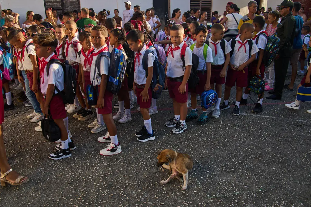 Cuba inicia ciclo escolar con escasez de combustible y maestros