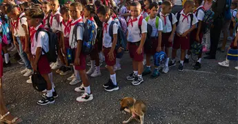 Cuba inicia ciclo escolar con escasez de combustible y maestros