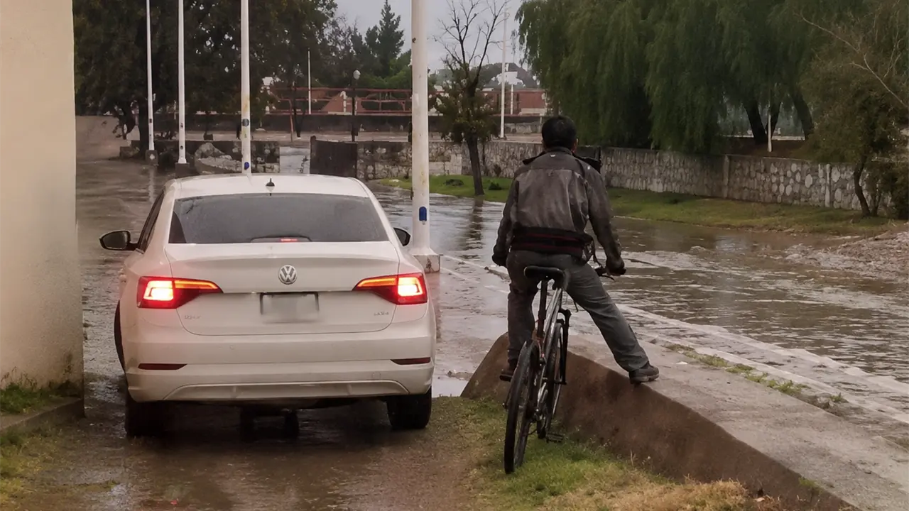 Jetta intenta usar paso peatonal como atajo en el río Españita