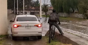 Jetta intenta usar paso peatonal como atajo en el r&iacute;o Espa&ntilde;ita