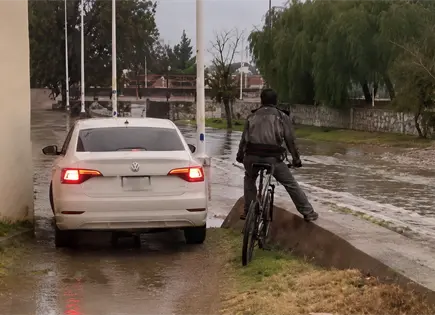 Jetta intenta usar paso peatonal como atajo en el río Españita Jetta intenta usar paso peatonal como atajo en el río Españita