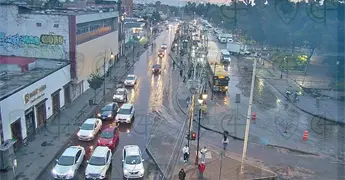 Lluvia deja pavimento mojado, pero sin cierres viales