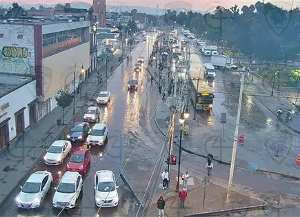 Lluvia deja pavimento mojado, pero sin cierres viales