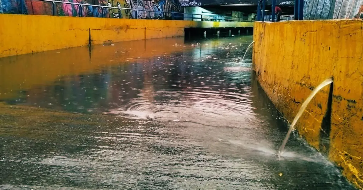 Lluvias de este lunes provocan cierres viales en la capital potosina Lluvias de este lunes provocan cierres viales en la capital potosina