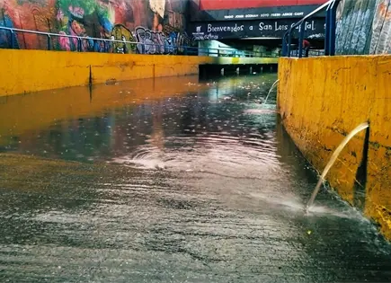 Lluvias de este lunes provocan cierres viales en la capital potosina Lluvias de este lunes provocan cierres viales en la capital potosina