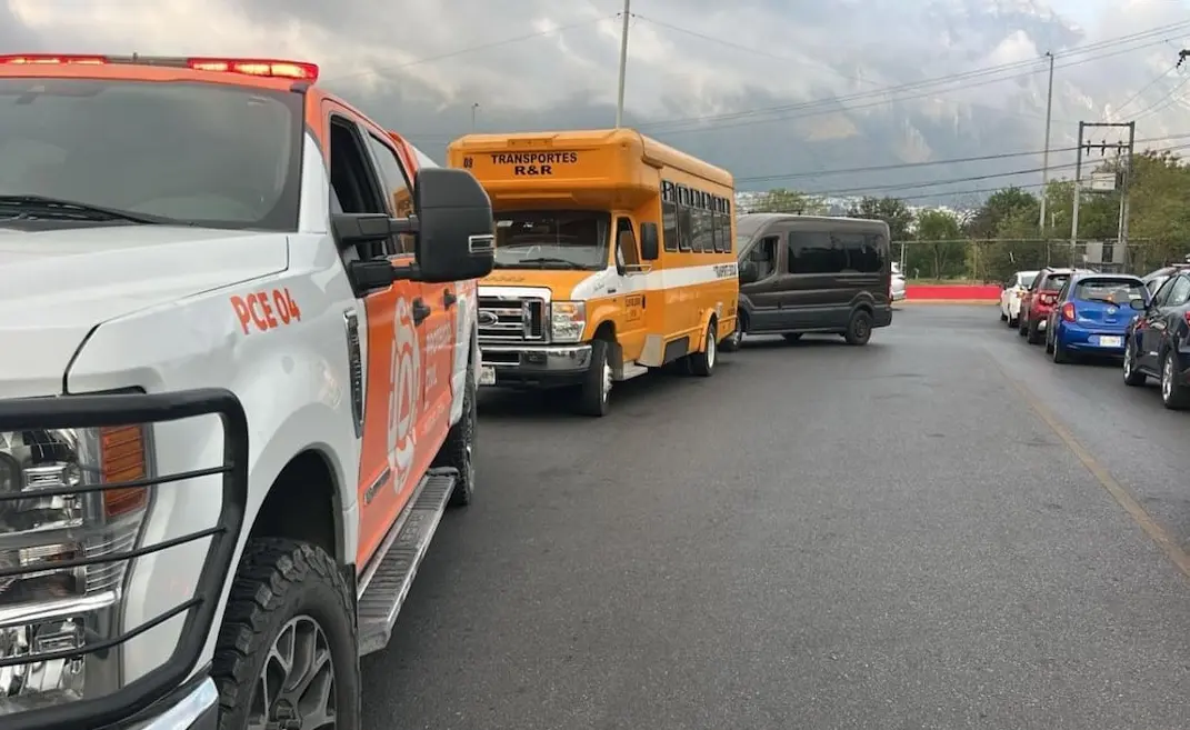 Niña de 10 años sale proyectada de transporte escolar en Monterrey