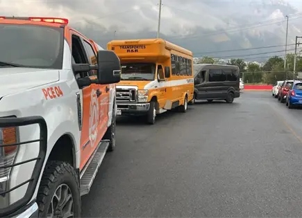 Niña de 10 años sale proyectada de transporte escolar en Monterrey Niña de 10 años sale proyectada de transporte escolar en Monterrey