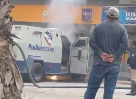 Se incendia camioneta de valores en avenida Ju&aacute;rez