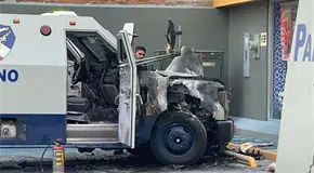 Se incendia camioneta de valores en Oxxo de avenida Juárez
