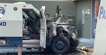 Se incendia camioneta de valores en Oxxo de avenida Ju&aacute;rez