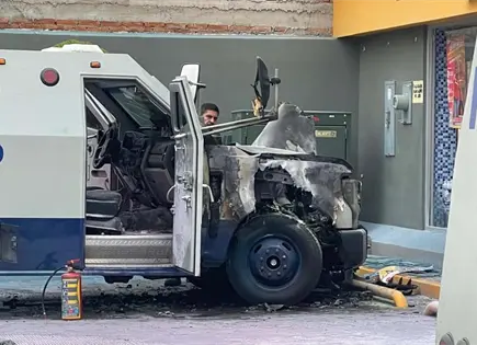 Se incendia camioneta de valores en Oxxo de avenida Juárez Se incendia camioneta de valores en Oxxo de avenida Juárez