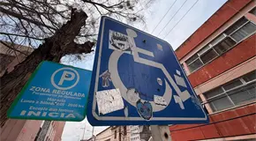 Aún hay conductores que no respetan a personas con discapacidad