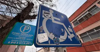A&uacute;n hay conductores que no respetan a personas con discapacidad