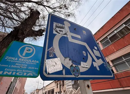 A&uacute;n hay conductores que no respetan a personas con discapacidad