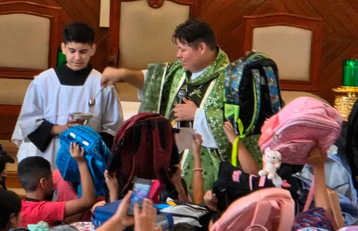 Bendicen mochilas en parroquias