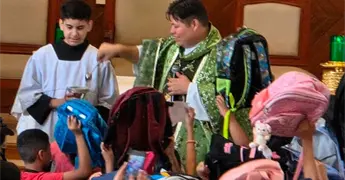 Bendicen mochilas en parroquias