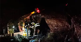 Chofer queda prensado en cabina al volcar