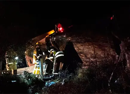 Chofer queda prensado en cabina al volcar Chofer queda prensado en cabina al volcar