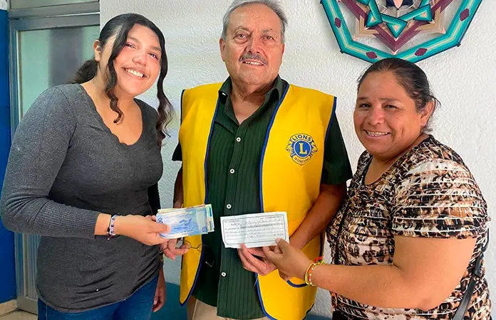 Club de Leones apoya a joven para estudiar