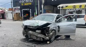 Conductora se impacta en contención de carretera a Rioverde