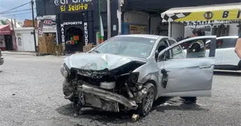 Conductora se impacta en contenci&oacute;n de carretera a Rioverde