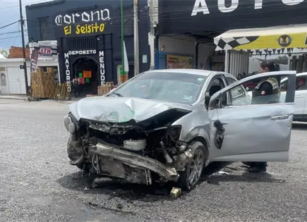 Conductora se impacta en contenci&oacute;n de carretera a Rioverde