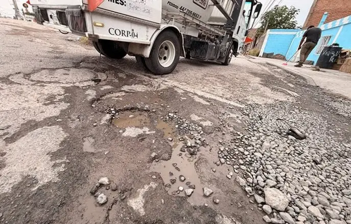 Denuncian infinidad de baches en colonia Los Molinos Denuncian infinidad de baches en colonia Los Molinos