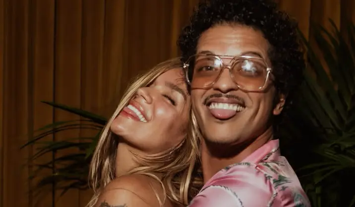 Karol G y Bruno Mars llevan su química al videoclip de "Still"