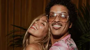 Karol G y Bruno Mars llevan su química al videoclip de "Still"