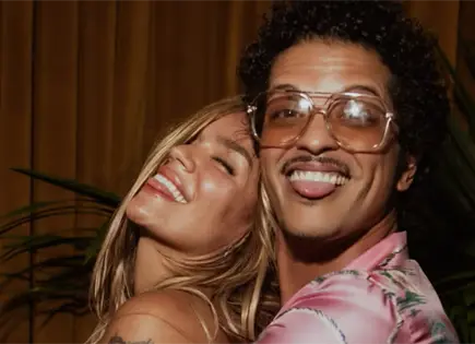 Karol G y Bruno Mars llevan su química al videoclip de "Still" Karol G y Bruno Mars llevan su química al videoclip de "Still"