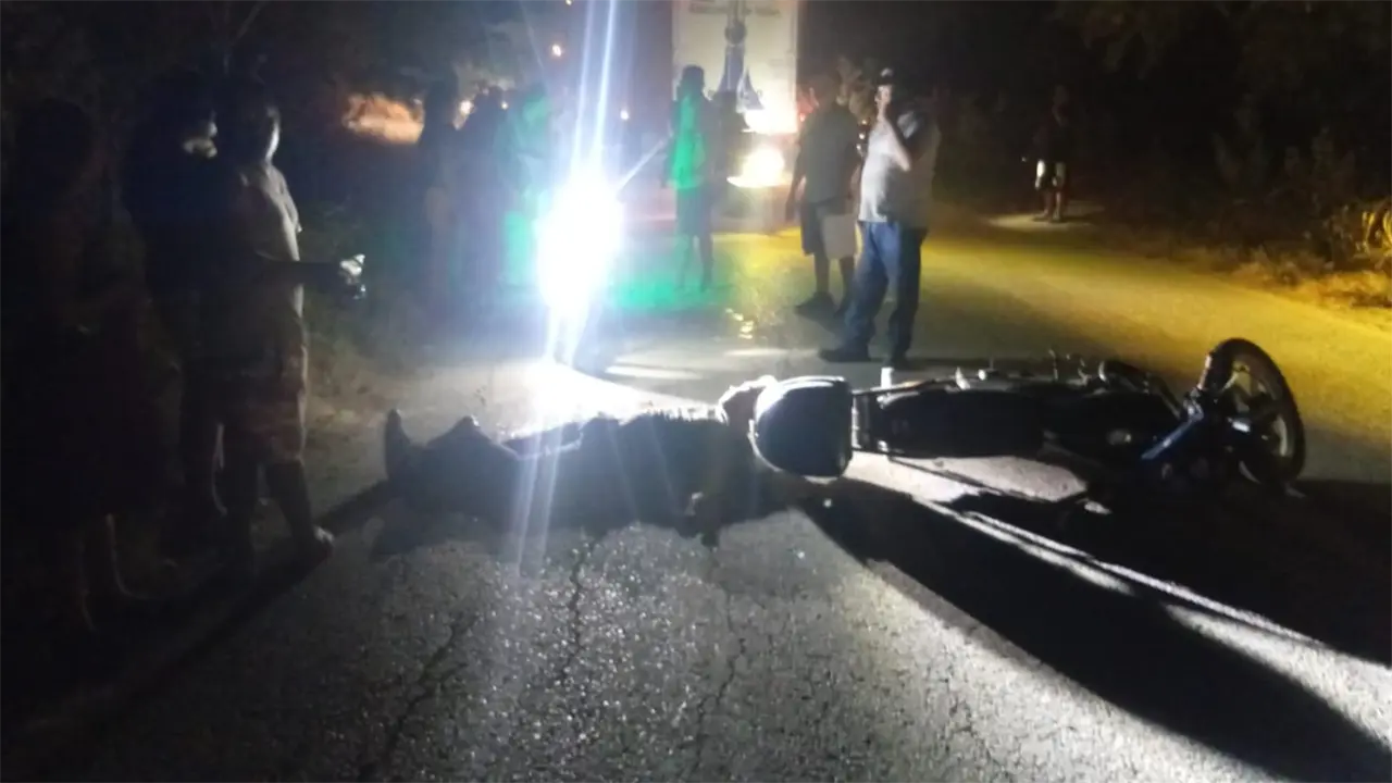 Motociclista se fractura una pierna al chocar contra un camión
