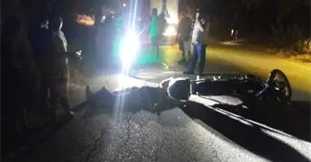 Motociclista se fractura una pierna al chocar contra un cami&oacute;n