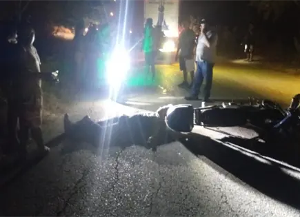 Motociclista se fractura una pierna al chocar contra un camión Motociclista se fractura una pierna al chocar contra un camión