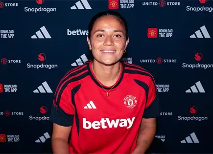 Rebeca Bernal da el salto a Europa y firma con Manchester United Rebeca Bernal da el salto a Europa y firma con Manchester United