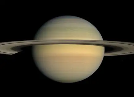 Misterioso dec&aacute;gono aparece entre las nubes de Saturno