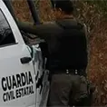 Amenaza policía estatal a madre e hija a mujer y niña con rifle