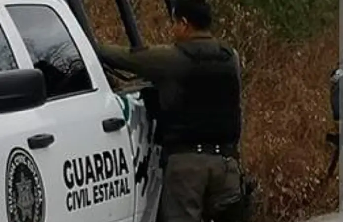 Amenaza policía estatal a madre e hija a mujer y niña con rifle