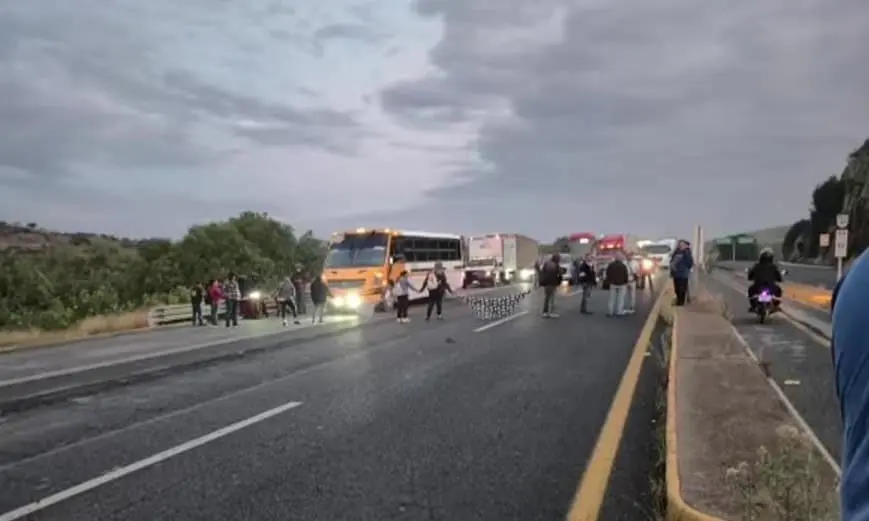 Reportan bloqueo en carretera a Zacatecas, cerca de Mexquitic