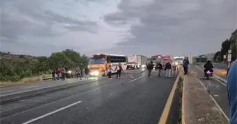 Reportan bloqueo en carretera a Zacatecas, cerca de Mexquitic