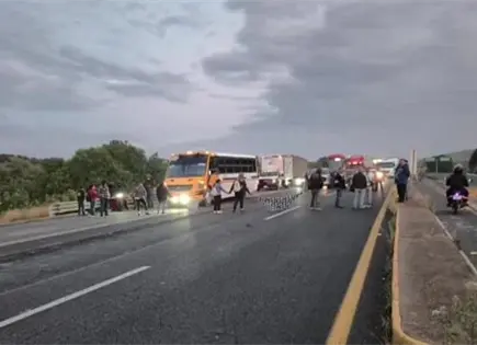 Reportan bloqueo en carretera a Zacatecas, cerca de Mexquitic Reportan bloqueo en carretera a Zacatecas, cerca de Mexquitic