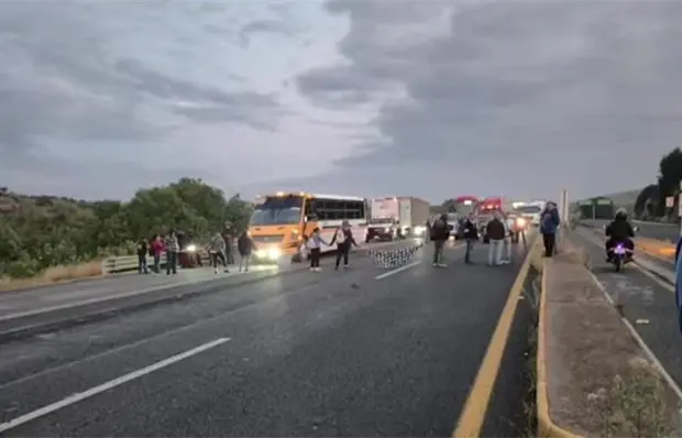 Reportan bloqueo en carretera a Zacatecas, cerca de Mexquitic