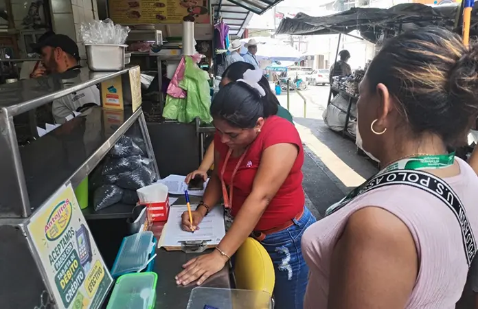 Locatarios de mercado siguen tirando desechos al drenaje