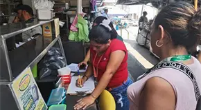 Locatarios de mercado siguen tirando desechos al drenaje