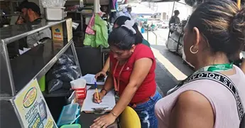 Locatarios de mercado siguen tirando desechos al drenaje