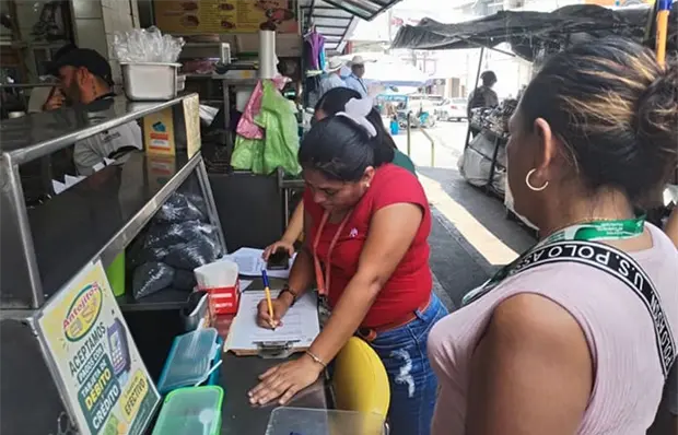 Locatarios de mercado siguen tirando desechos al drenaje