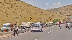 Vuelca tr&aacute;iler en carretera 57, cerca de Santa Mar&iacute;a del R&iacute;o