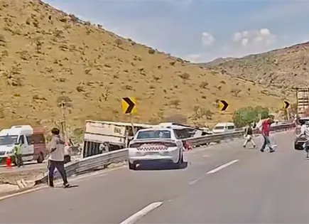 Vuelca tr&aacute;iler en carretera 57, cerca de Santa Mar&iacute;a del R&iacute;o