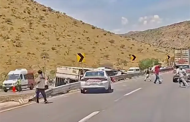 Vuelca tr&aacute;iler en carretera 57, cerca de Santa Mar&iacute;a del R&iacute;o
