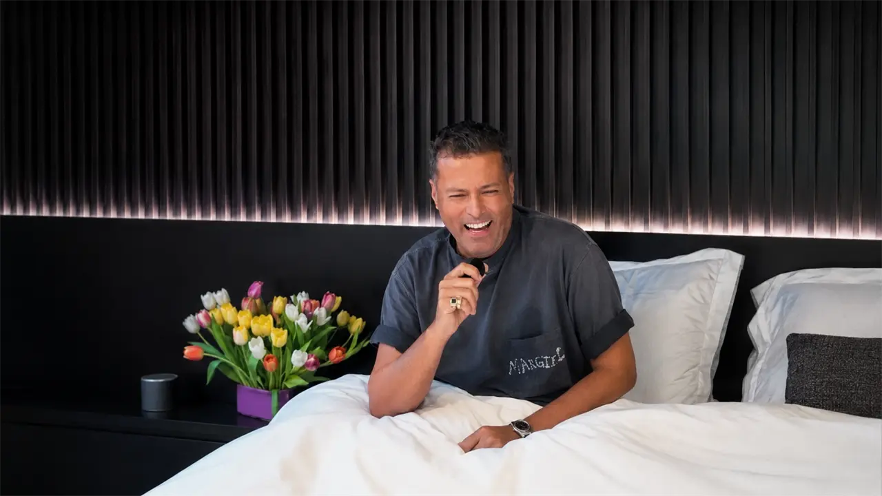 Aldo Rendón reaparece en cama tras abandonar el reality